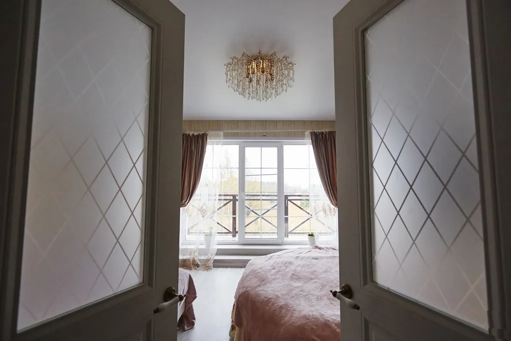 Уютный светлый дом в окружении природы