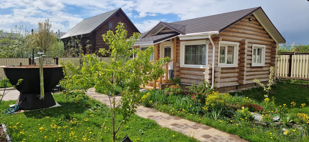 Бревенчатый новый дом с баней и банным чаном
