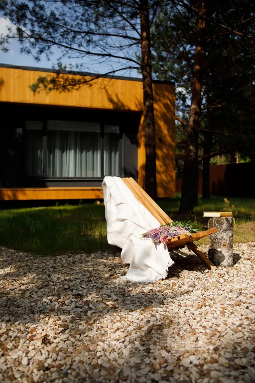 Дом с сауной и горячим чаном на участке с соснами