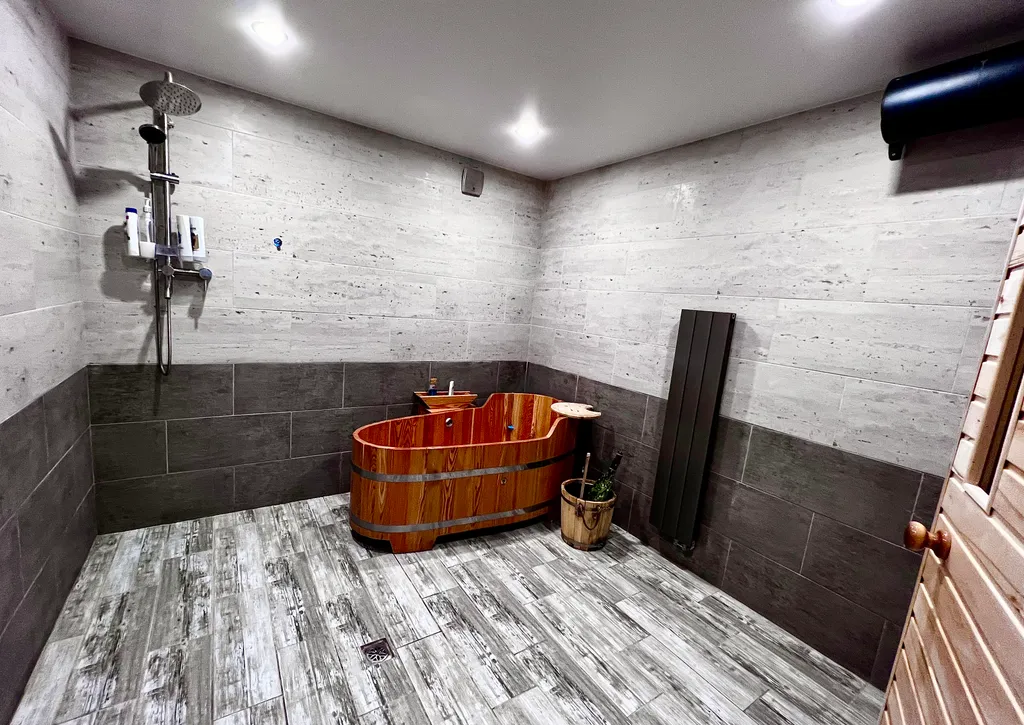 Дом с баней, садом, кинотеатром и парковкой на закрытой территории