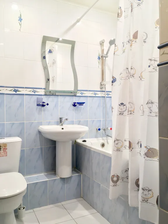 1-к квартира, 6 остановок до центра на автобусе, сквер под окнами