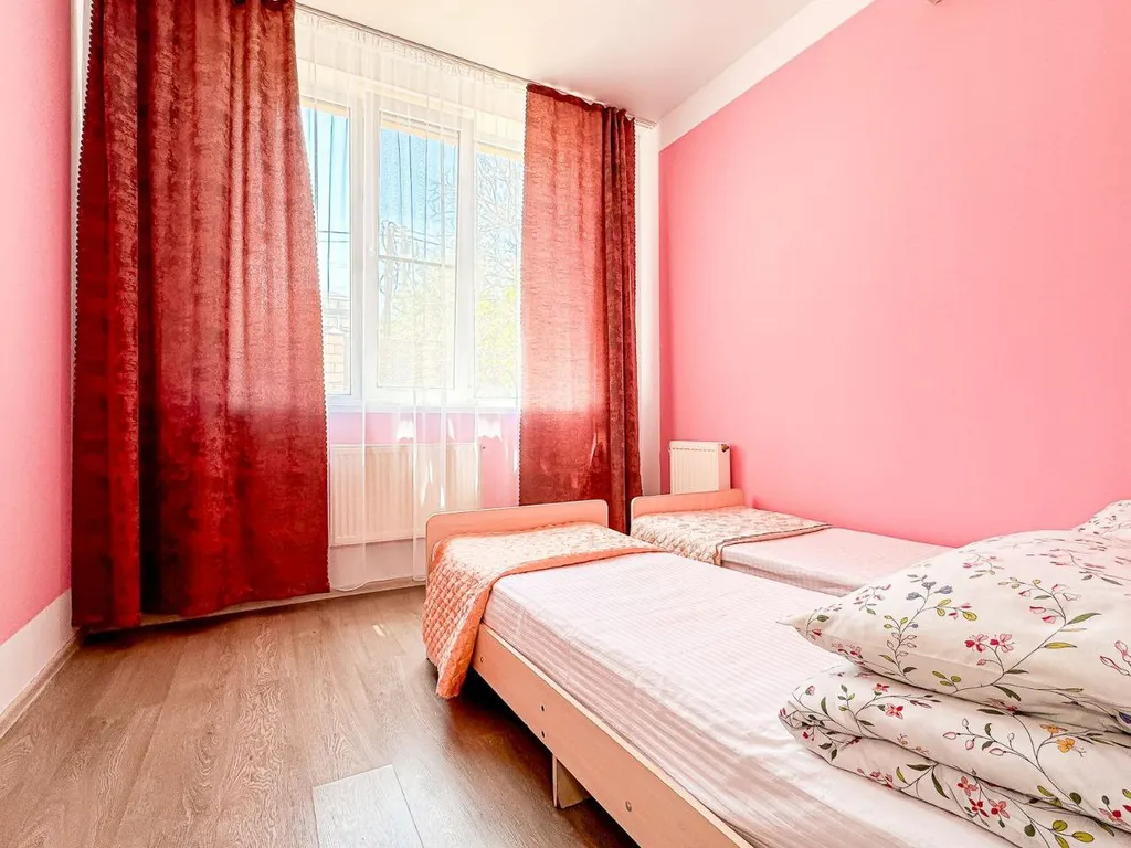 Новый дом с бассейном, садом, мангальной зоной и закрытой территорией