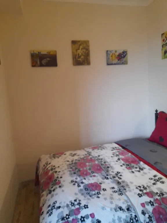 Уютная квартира у моря с видом с балкона на достопримечательности, ели и город