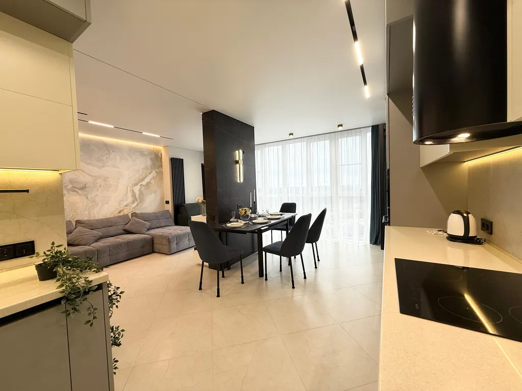 Квартира с большой кухней-гостиной, камином и панорамным видом