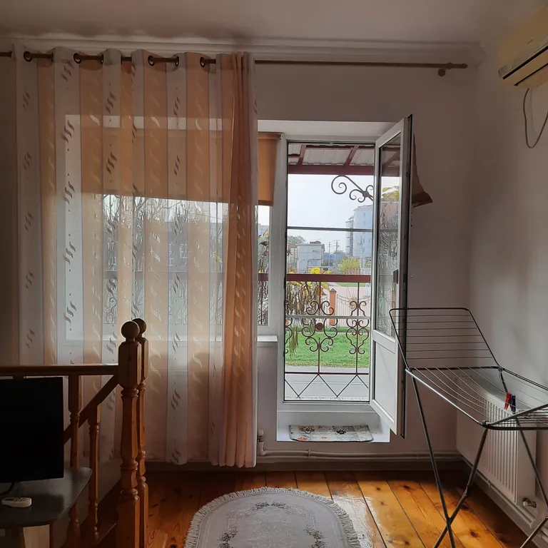 Половина двухэтажного дома у моря