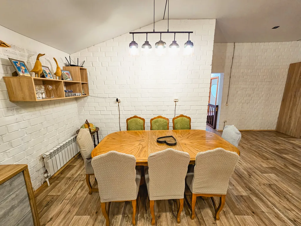 Просторный дом с баней и настольным теннисом в городе