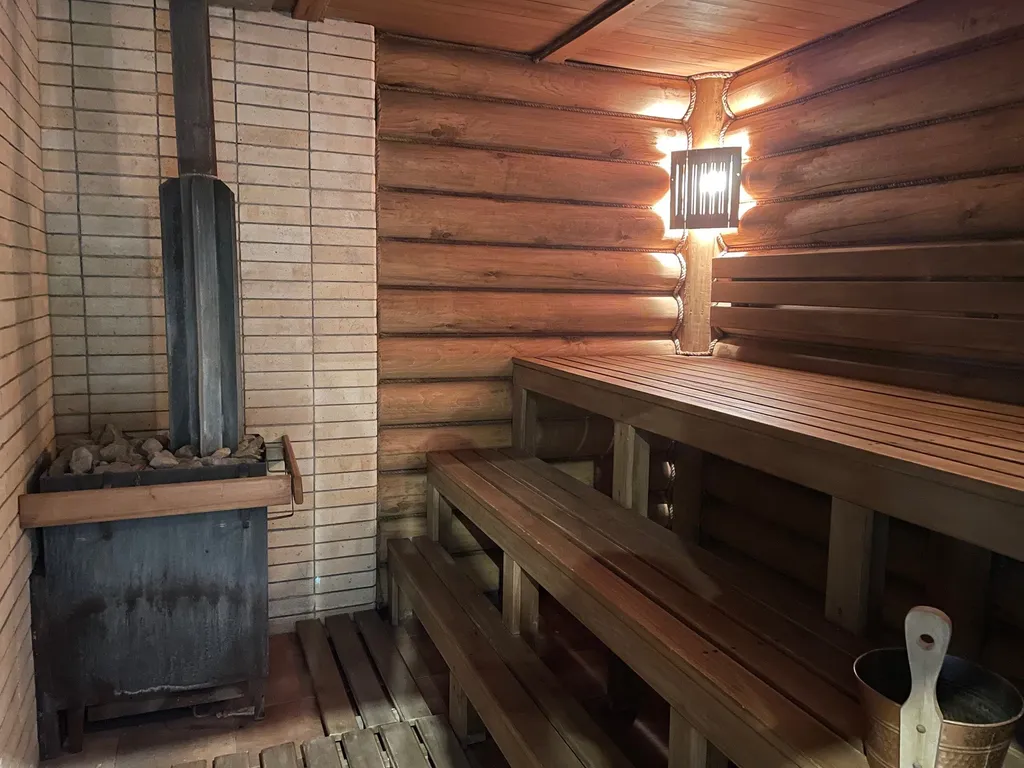 Красивый дом с баней и бассейном