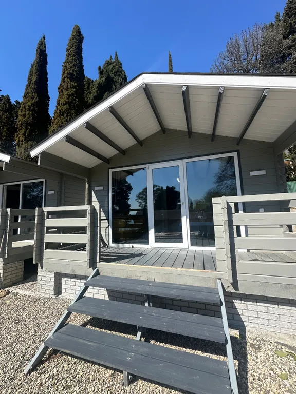 Дом с панорамными окнами с видом на море