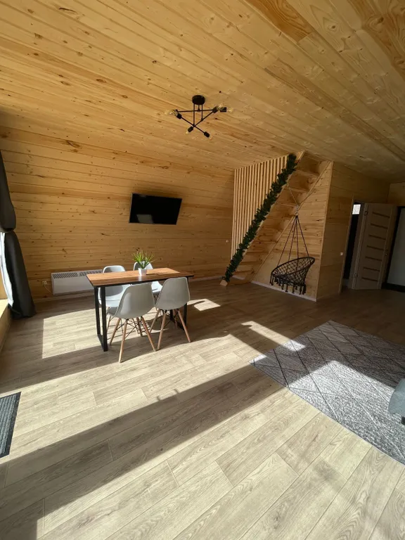 Уютный дом у ручья