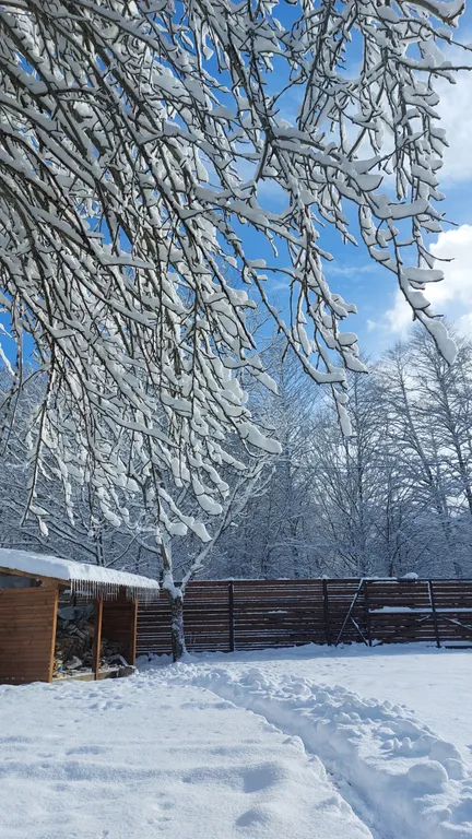 Дом в горной деревне с купелью фурако на террасе