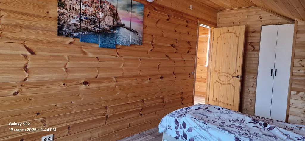 Отдельный дом на краю леса на берегу озера