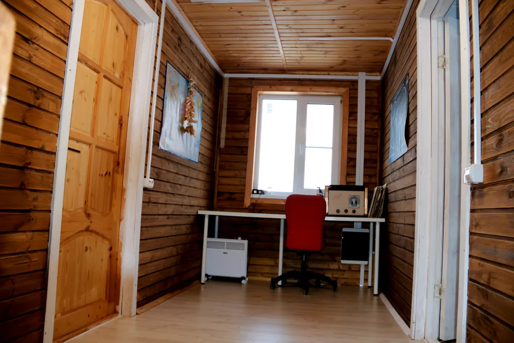 Коттедж на берегу реки с видом на сосновый лес