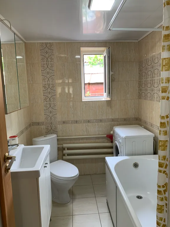 Дом со своим двором и парковкой