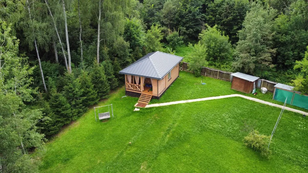 Уютный дом в лесу рядом с речкой