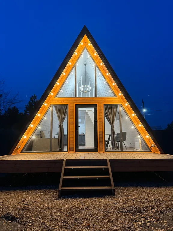 Домик афрейм в дубовом лесу