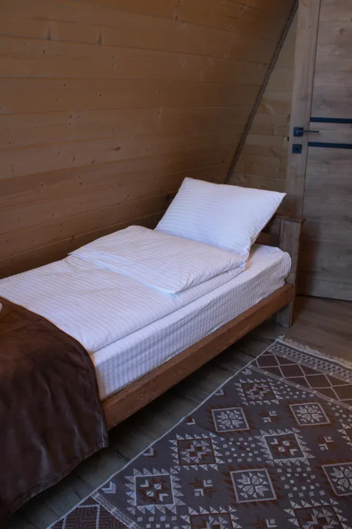 Горный домик с видом на горы и реку