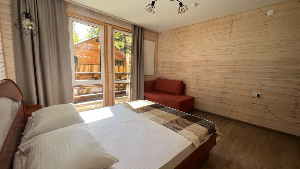 Уютный коттедж на большую компанию в лесу