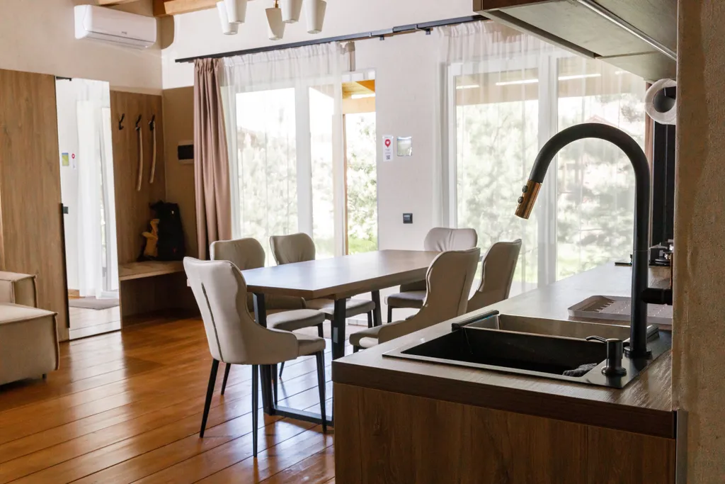 Трёхкомнатный коттедж в лесу у пруда