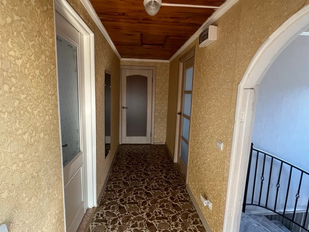 Двухэтажный дом с бассейном