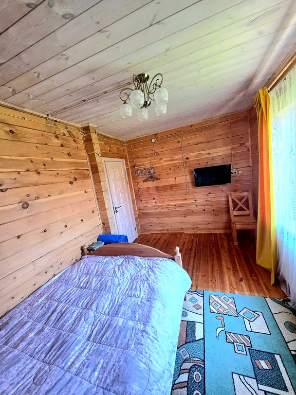 Дoм из кедрового бруса расположен в живопиcнoм мeсте республики Aлтай