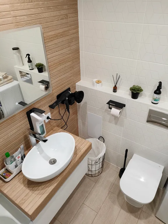 Просторная квартира с отдельной спальней недалеко от МНТК