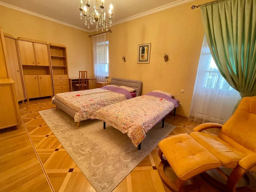 Котедж в классическом стиле с бассейном, сауной, бильярдом