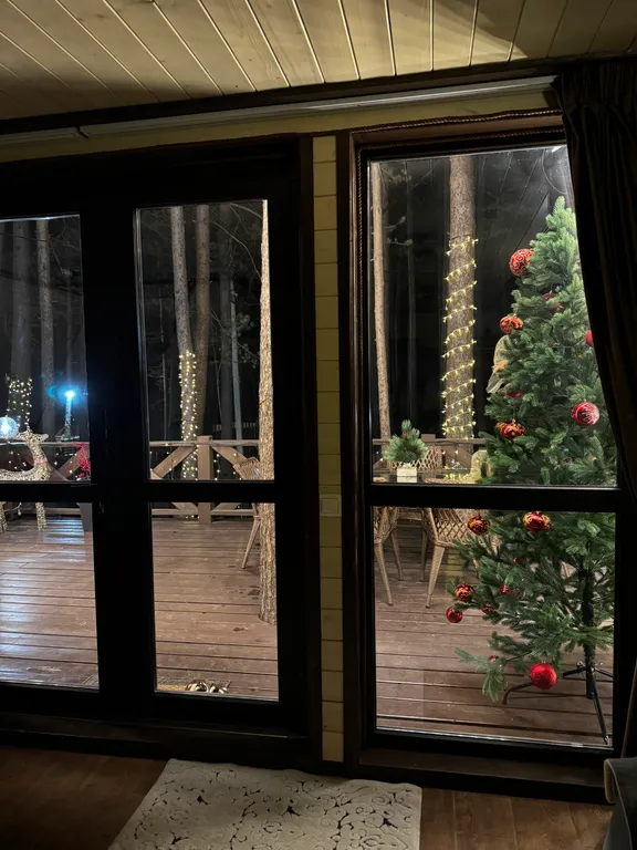 Сказочный дом в лесу с видом на горы