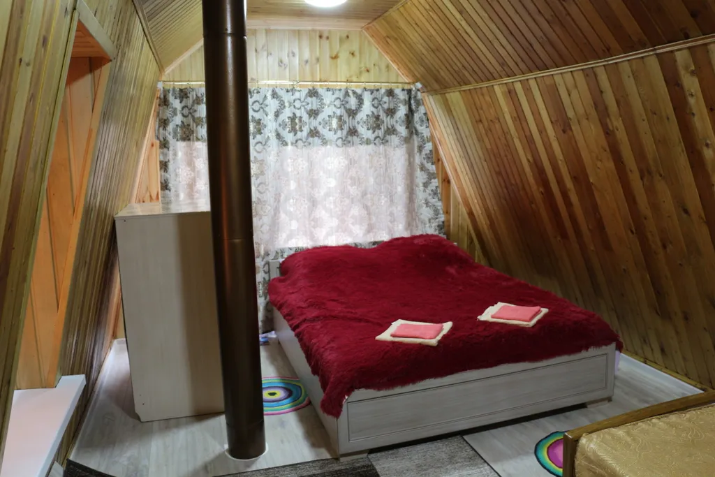 Дом в саду с баней и бассейном летом