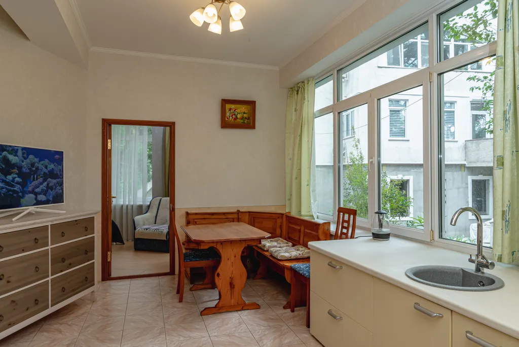 Уютная квартира в центре города со своим двориком