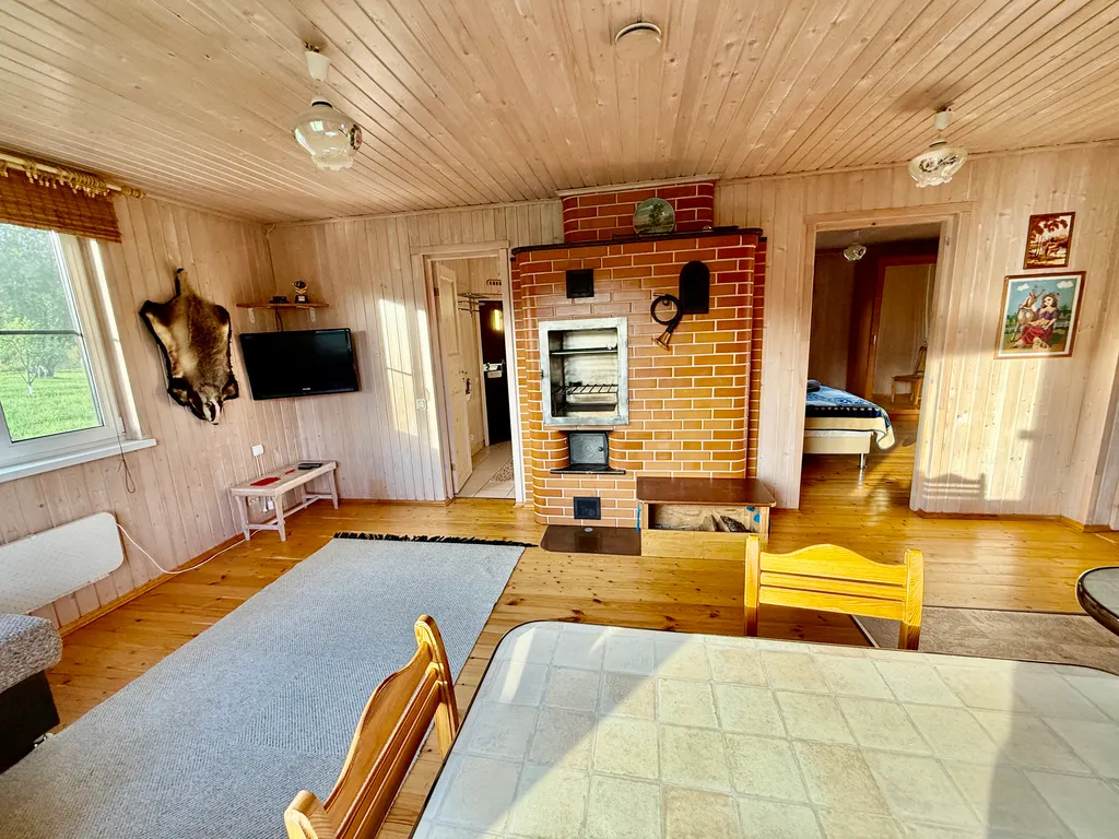 Домик в лесу с озером