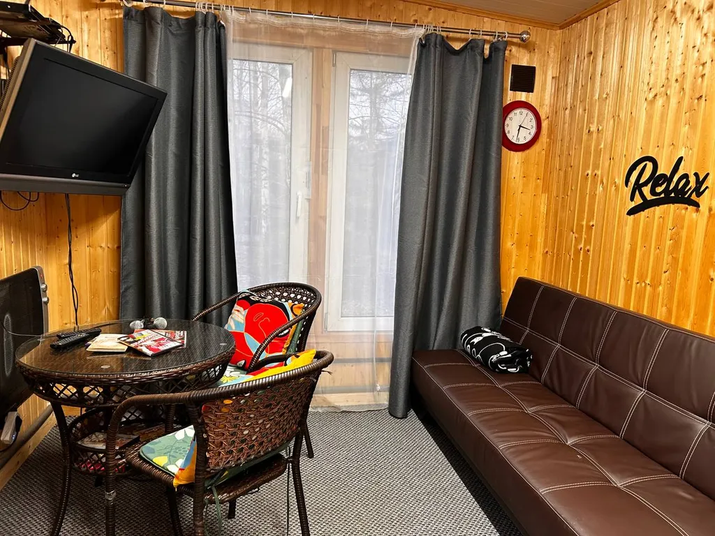 Дом с купелью и сауной, костровой зоной, мангалом и качелями