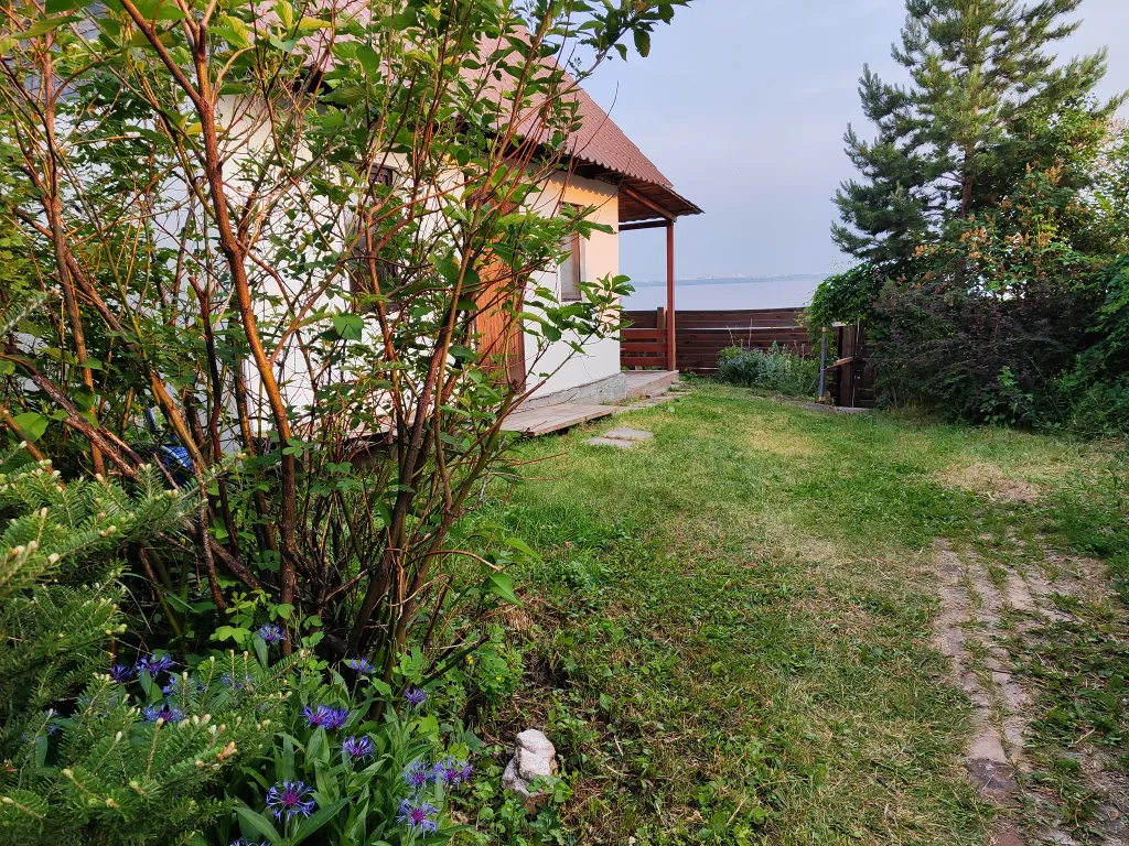 Домик на озере Синара