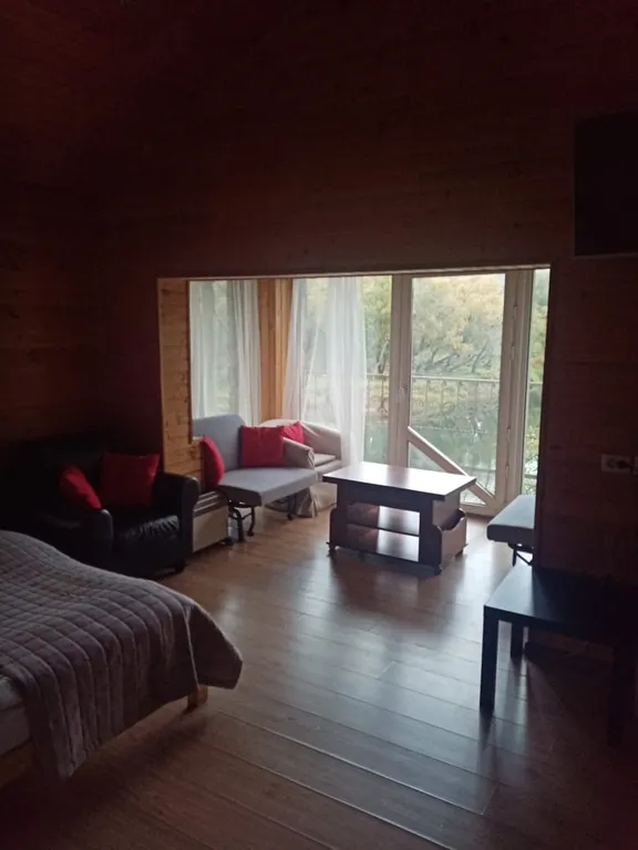 Уютный дом на берегу реки