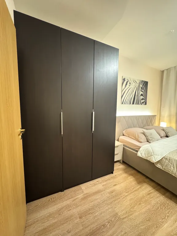 Уютная студия с большой кроватью в спальном районе