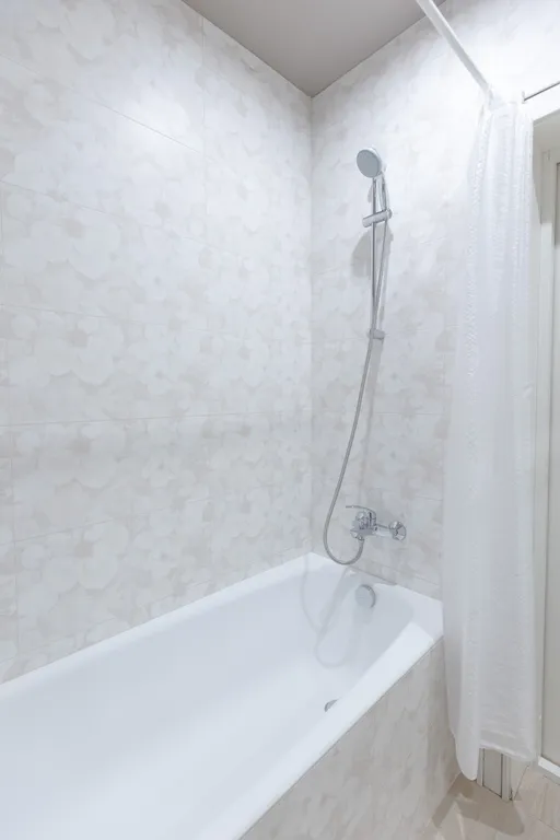 Двухэтажный дом с видом на горы, террасой и парковкой