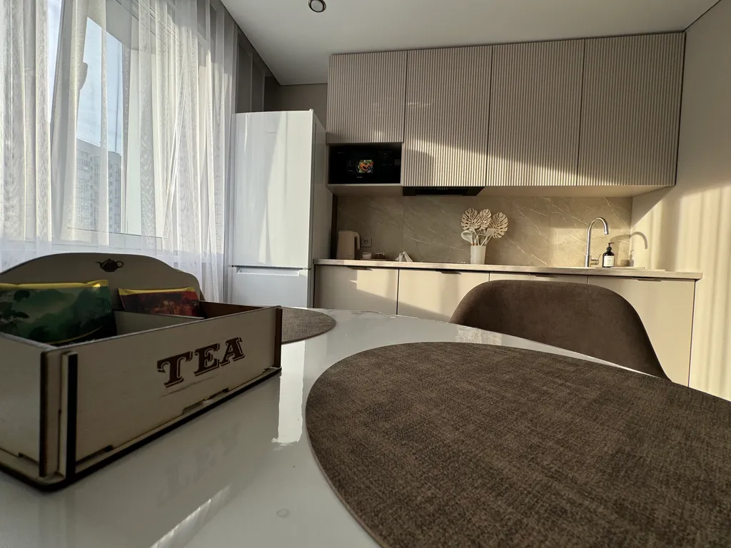 Новая квартира с дизайнерским ремонтом на берегу реки в жк белые росы