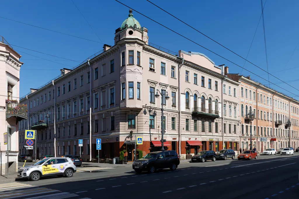 Яркая квартира в стиле диско в сердце Васильевского