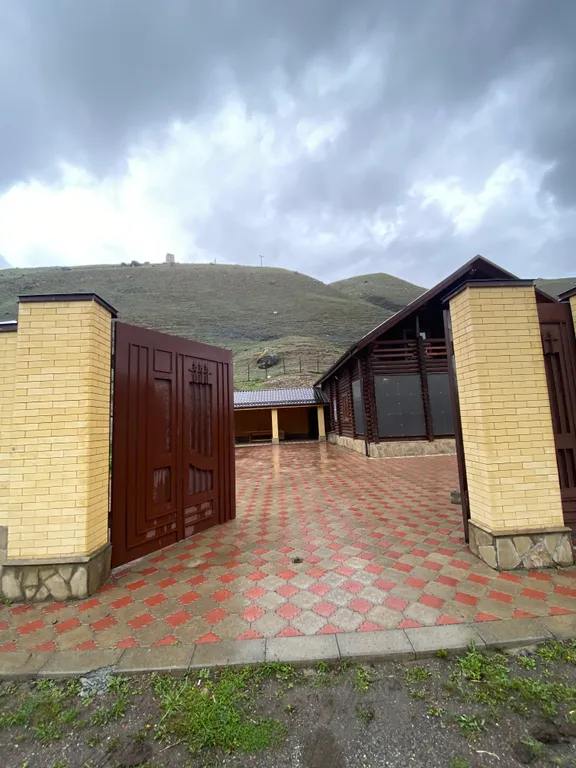 Двухэтажный дом из сруба в живописном месте