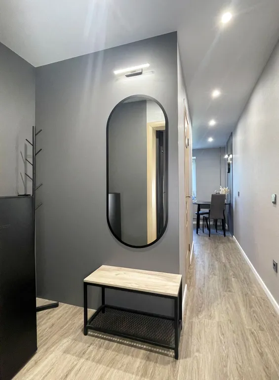 Современная квартира с камином в центре