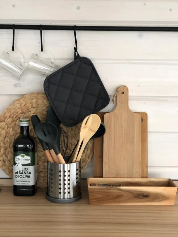 Атмосферный дом с камином около леса