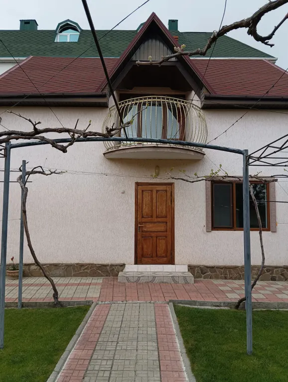 Отдельный дом в частном секторе с кухней и санузлом