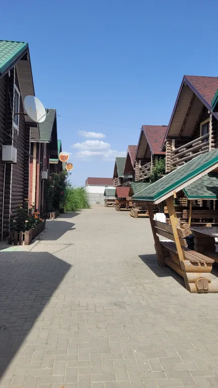 Деревянный домик возле моря