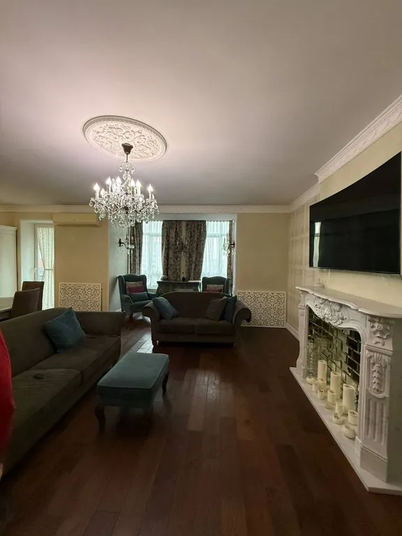 Квартира с видом на горы, город и храм Святого Георгия от Juls Apart