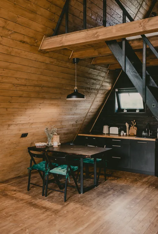 Уютный панорамный треугольный дом A-frame с видом и окружением леса