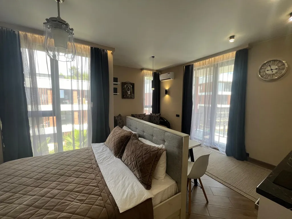 Стильная студия с бассейном