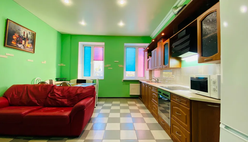 Просторная квартира с лоджией на площади Революции