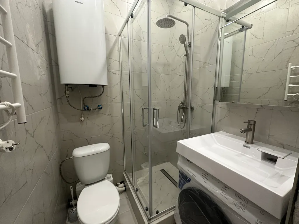 Студия после дизайнерского ремонта с видом на море