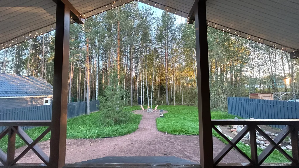 Загородный дом с большой террасой, кострищем и лесом