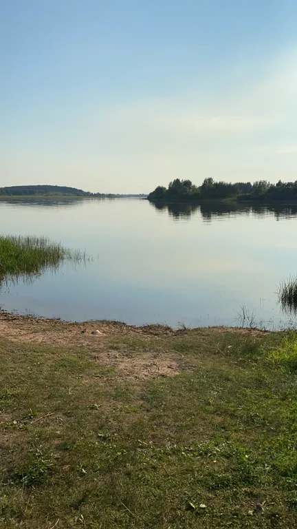 Дом на берегу реки с видом на закат