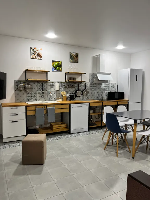 Уютный дом у моря с террасой, баней и теплым бассейном